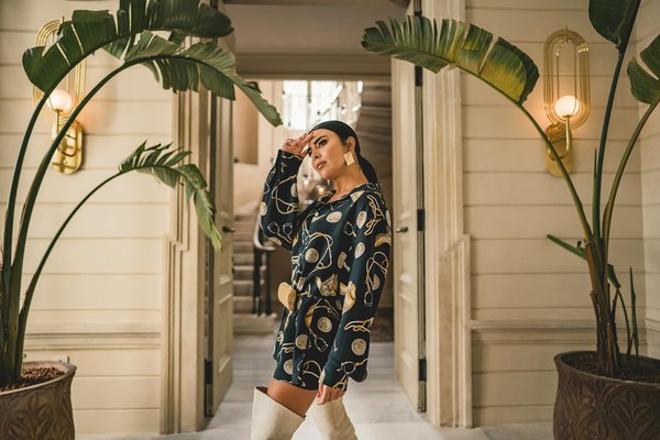 Unlocking the secrets to stylishly combining bold prints: essential tips for effortless elegance