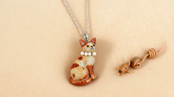 Explore trendy cat charm ideas for a standout jewelry collection